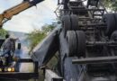 Uma quase tragédia: Carga pesada despenca de ponte na BR-267 e motorista sobrevive sem ferimentos em Argirita