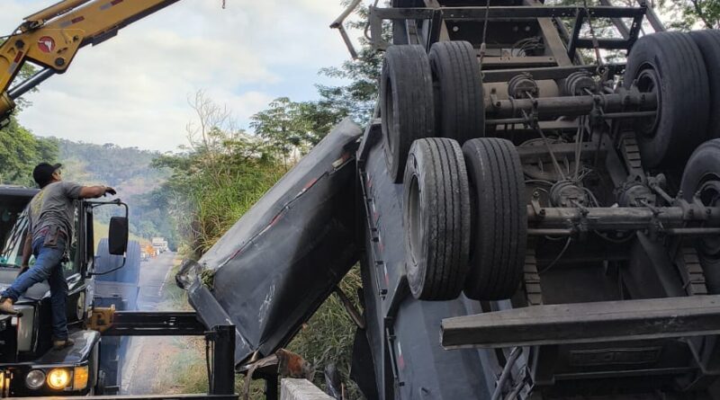 Uma quase tragédia: Carga pesada despenca de ponte na BR-267 e motorista sobrevive sem ferimentos em Argirita