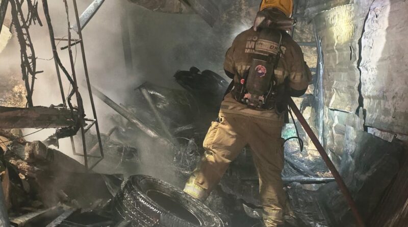 Pneus em chamas: Incêndio em borracharia mobiliza Corpo de Bombeiros durante a madrugada em Juiz de Fora