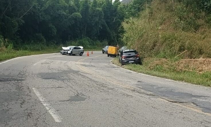 Caminhão perde os freios e provoca engavetamento envolvendo seis veículos e três feridos na MG-353, em Coronel Pacheco