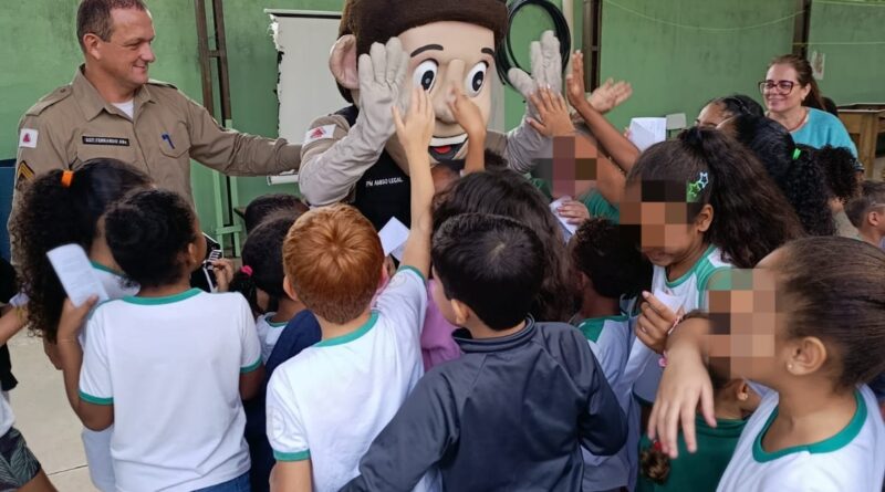 Manhã de conscientização e educação para um trânsito mais seguro mobiliza crianças e motoristas em Descoberto