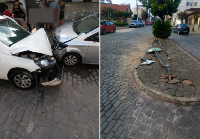 Condutor com sinais de embriaguez provoca acidente, atinge veículo estacionado e derruba placas em Bicas