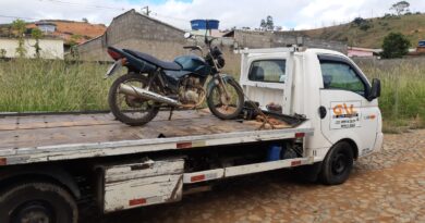Fuga de suspeito de tráfico termina com apreensão de cocaína e motocicleta em Piraúba