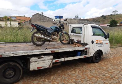 Fuga de suspeito de tráfico termina com apreensão de cocaína e motocicleta em Piraúba