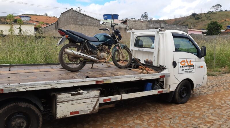 Fuga de suspeito de tráfico termina com apreensão de cocaína e motocicleta em Piraúba