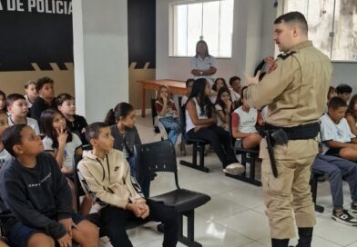 Proerd: Palestra sobre bullying e visita ao quartel da 136ª Cia PM aproxima estudantes e Polícia Militar
