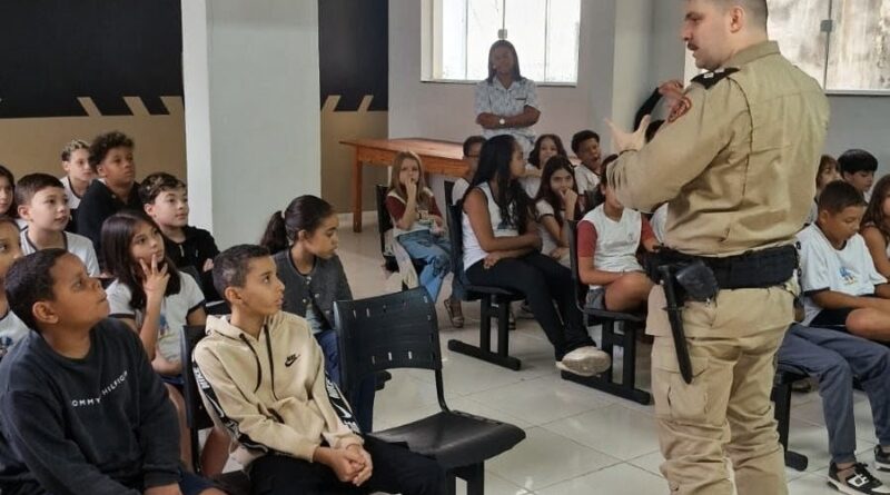 Proerd: Palestra sobre bullying e visita ao quartel da 136ª Cia PM aproxima estudantes e Polícia Militar