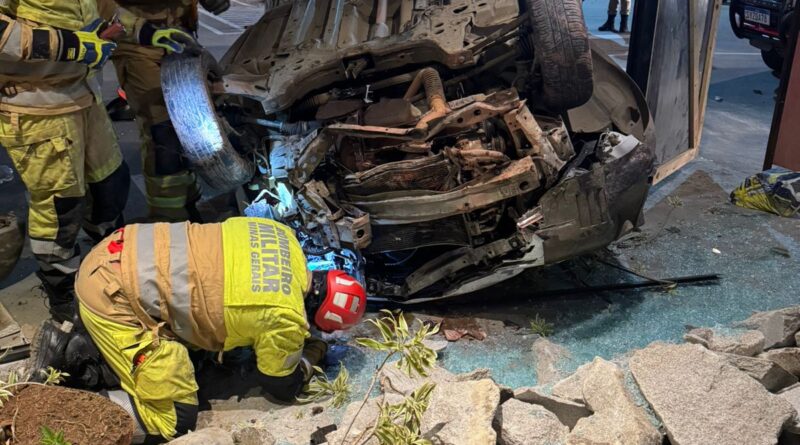 “Nasceu de novo”: Carro despenca de ribanceira e motorista sobrevive, após queda de cerca de 80 metros em Juiz de Fora
