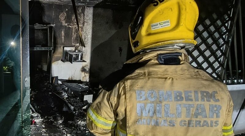 Incêndios em residências mobilizam Corpo de Bombeiros em Juiz de Fora; homem sofre queimaduras graves em 60% do corpo e o outro caso termina sem vítimas