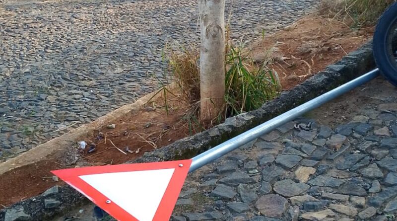 Crime: Após diligências, Polícia Militar identifica e localiza autor de atos de vandalismo em Descoberto. Placas de sinalização foram vandalizadas em quatro ruas