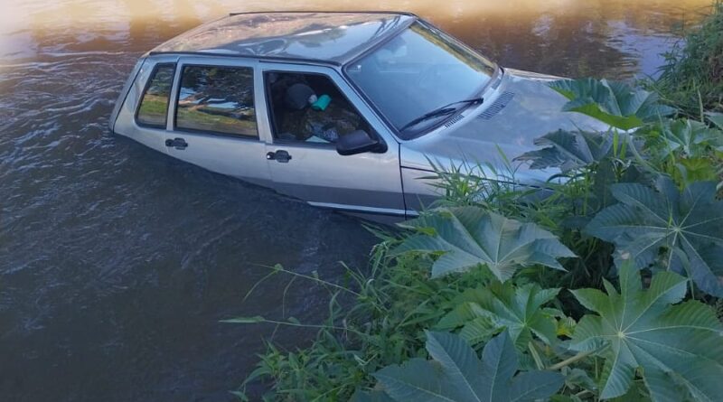 JF: Veículo cai no Rio Paraibuna, após motorista perder controle da direção; Vítimas sobrevivem, Bombeiros acionados