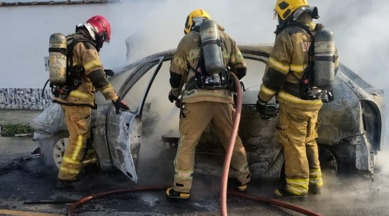 Incêndio destrói automóvel e mobiliza Corpo de Bombeiros em Juiz de Fora. Ninguém se feriu