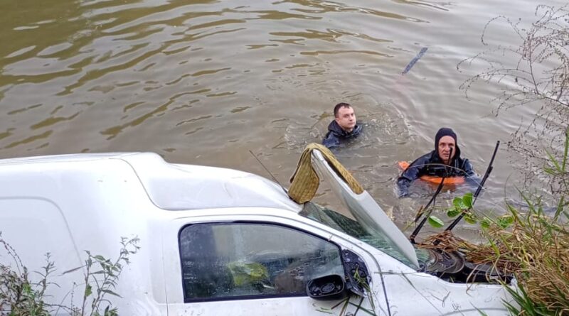 Fiat Fiorino é recuperado após cair em açude às margens da MG-126 em Mar de Espanha