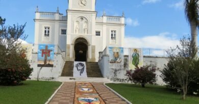 Corpus Christi mobiliza comunidade e mantém viva tradição centenária dos tapetes de serragem em São João Nepomuceno