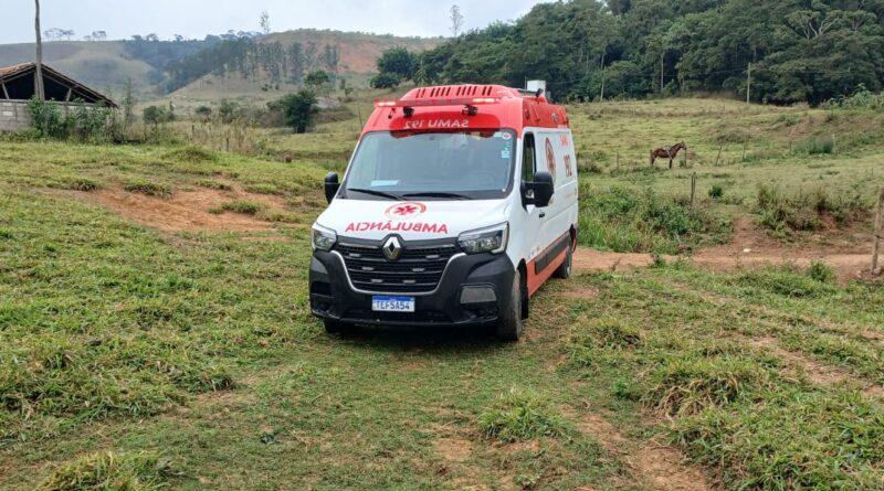 SAMU de Bicas socorre homem encontrado desacordado em área de pastagem, após ambulância ser interceptada por moradores