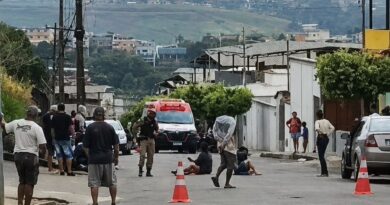 Atropelamento seguido de colisão de moto contra porta de carro deixa três vítimas na Avenida Noêmia Procópio Loures, em São João Nepomuceno