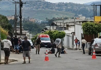Atropelamento seguido de colisão de moto contra porta de carro deixa três vítimas na Avenida Noêmia Procópio Loures, em São João Nepomuceno