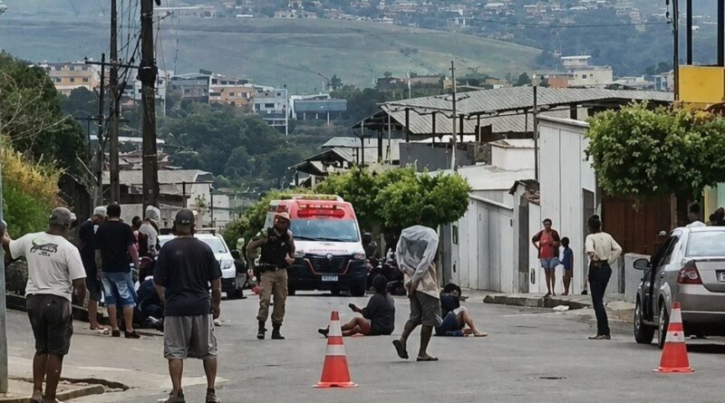Atropelamento seguido de colisão de moto contra porta de carro deixa três vítimas na Avenida Noêmia Procópio Loures, em São João Nepomuceno