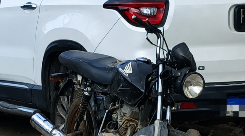 Colisão entre celta, motocicleta e moto elétrica deixa dois feridos, em Guarará