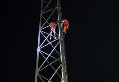 Homem é resgatado por volta das 19h48, após mais de 5 horas de tensão no alto de torre da TIM, em Rochedo de Minas