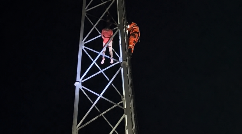 Homem é resgatado por volta das 19h48, após mais de 5 horas de tensão no alto de torre da TIM, em Rochedo de Minas