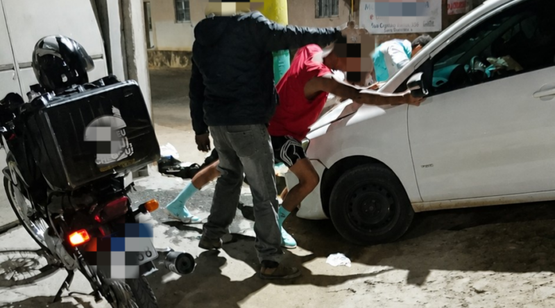 Motorista fica ferido após carro atingir portão na Rua dos Henriques, em São João Nepomuceno