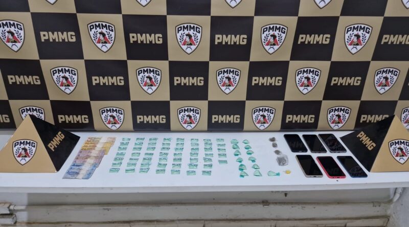 PM cumpre mandados de busca e apreensão em Rochedo de Minas, apreende drogas e ação resulta em oito presos