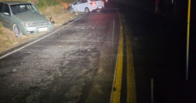 Colisão frontal entre dois veículos mobiliza equipes de resgate na MG-126, em Rochedo de Minas. Gestante e criança entre as vítimas