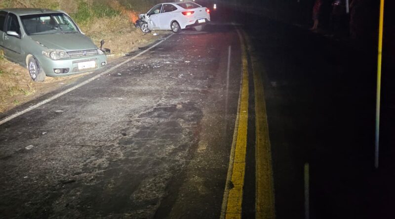 Colisão frontal entre dois veículos mobiliza equipes de resgate na MG-126, em Rochedo de Minas. Gestante e criança entre as vítimas